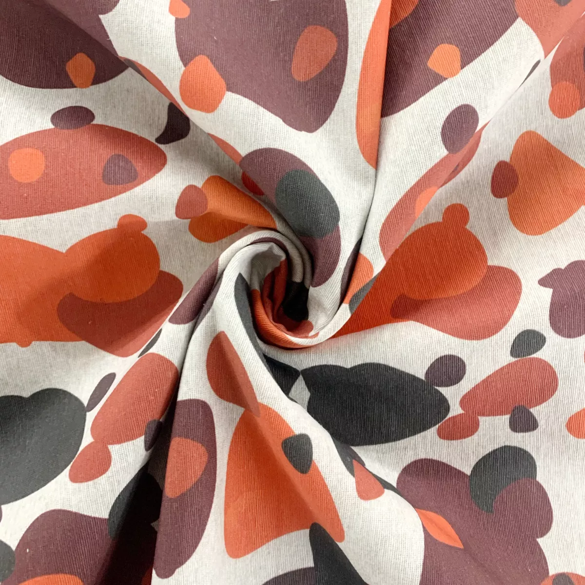 Tissu imprimé taches abstraites - 280 cm de large - Bordeau / Orange / Noir / Fond gris clair
