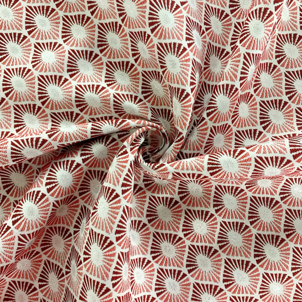 Tissu jacquard forme géométrique - 140cm de large - Rose / Rouge